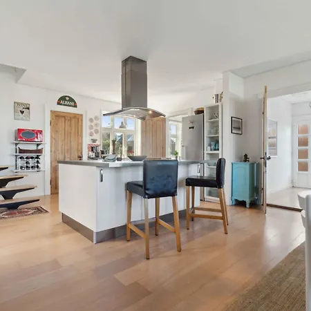 With Sea And Harbor View Semesterbostad